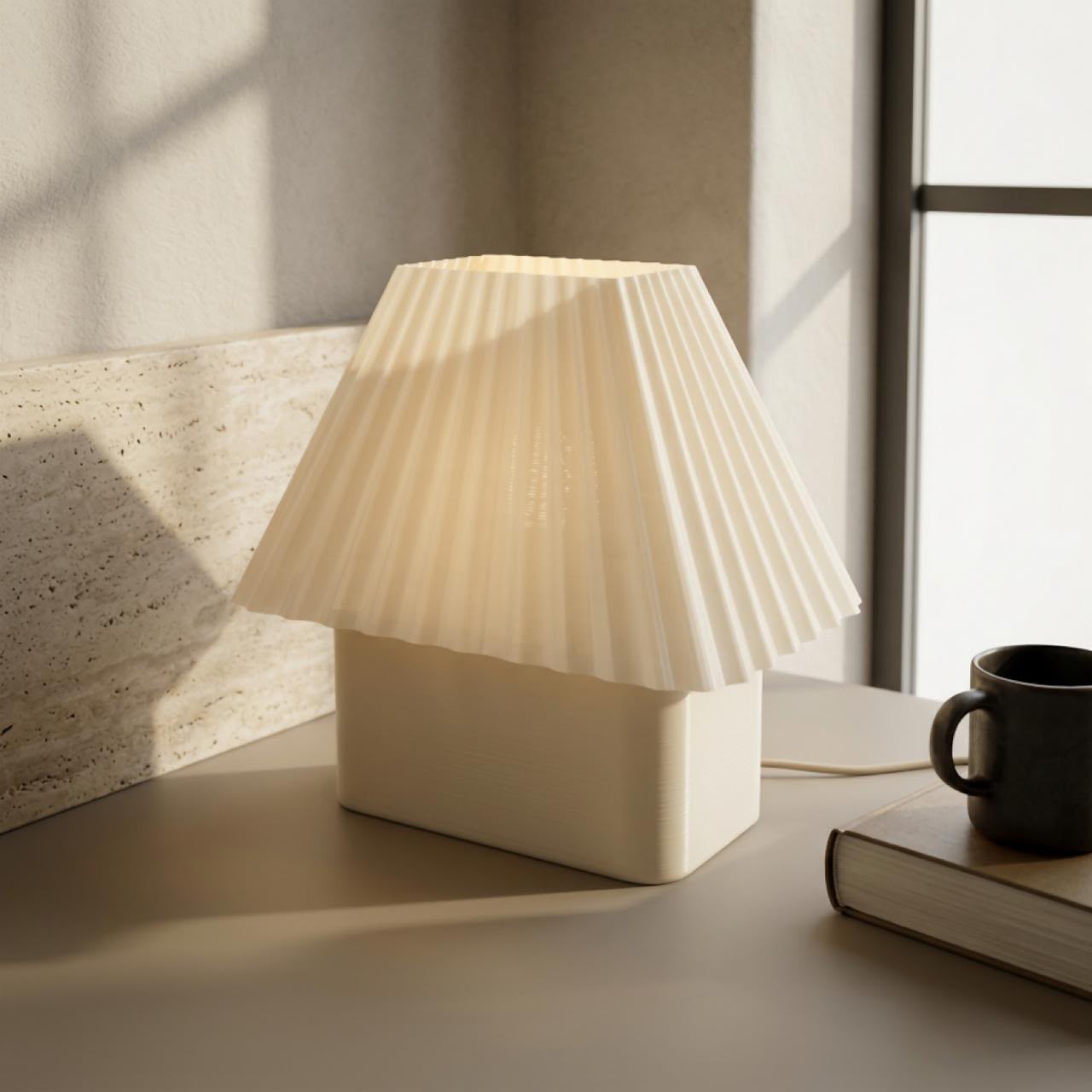 Luminária branca com cúpula plissada em ambiente com luz natural