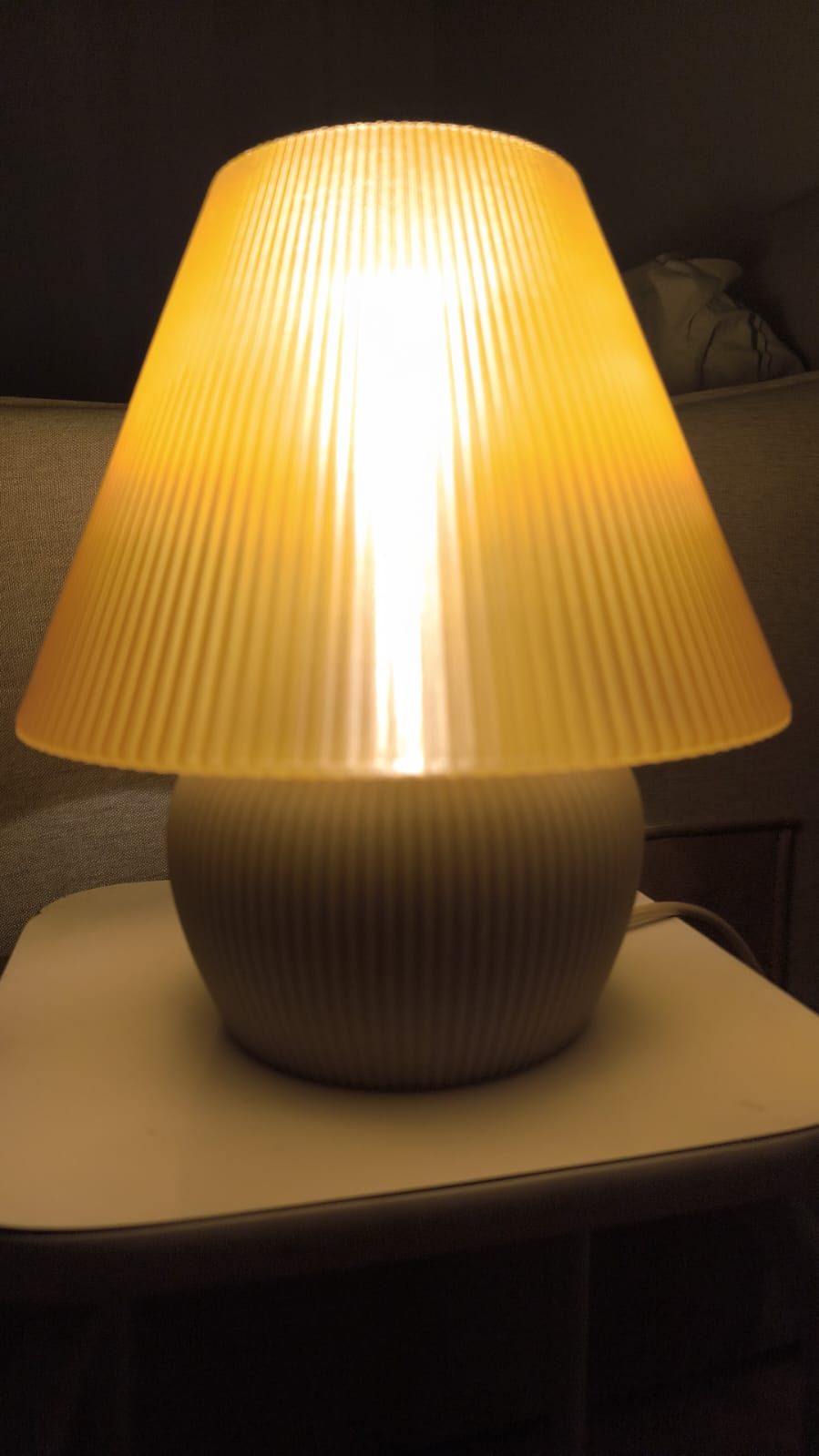 Luminária de mesa criada e impressa por Alexandre